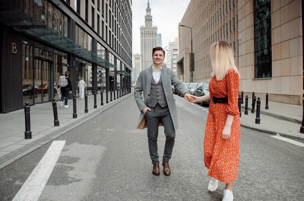 Toeristisch Koppel Grote Stad Man Met Het Meisje Knuffelt Gelukkig — Stockfoto