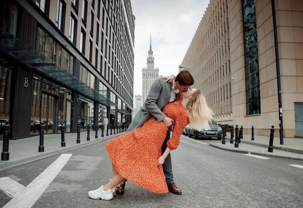 Casal Turistas Cidade Grande Cara Com Garota Está Abraçando Feliz — Fotografia de Stock