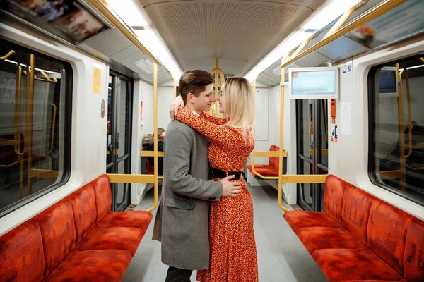 Jovem Mulher Usam Subterrâneo Casal Metro Beijo Apaixonado Jovem Segura — Fotografia de Stock