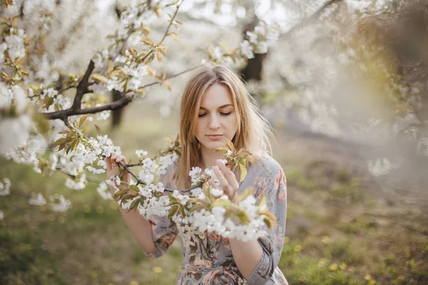 Chica en un jardín floreciente. Jardín de primavera. Chica alegre entre árboles con flores. Flor de cerezo —  Fotos de Stock