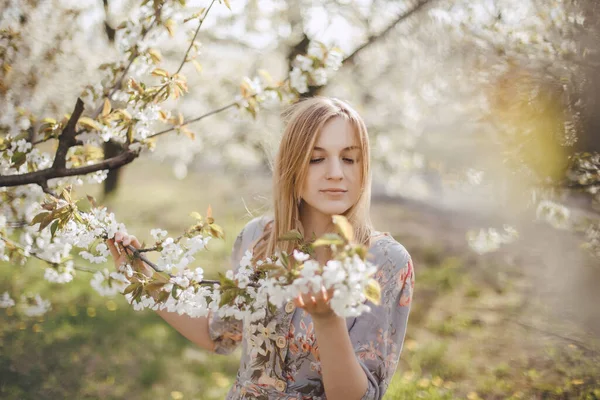 Chica en un jardín floreciente. Jardín de primavera. Chica alegre entre árboles con flores. Flor de cerezo —  Fotos de Stock