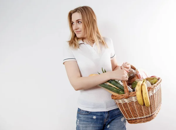 ショッピングカート全体の女の子 ウィッカーバスケットに食料品を持つ若い女性 食料品の女 ショッピング — ストック写真