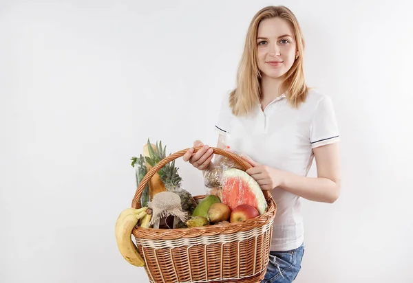ショッピングカート全体の女の子 ウィッカーバスケットに食料品を持つ若い女性 食料品の女 ショッピング — ストック写真