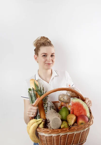 Ragazza Con Carrello Intero Giovane Donna Con Spesa Cesto Vimini — Foto Stock