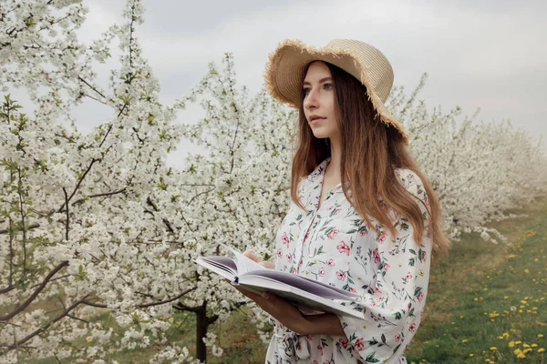 Chica Leyendo Libro Jardín Primavera Mujer Hermosa Sombrero Vestido Naturaleza —  Fotos de Stock