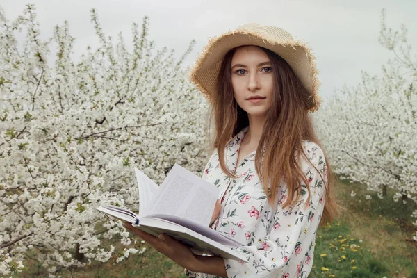 Chica Leyendo Libro Jardín Primavera Mujer Hermosa Sombrero Vestido Naturaleza —  Fotos de Stock