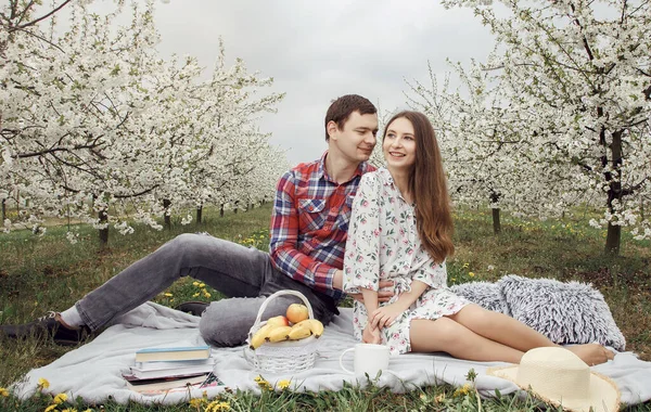 Casal Jovem Relaxante Jardim Uma Rapariga Com Tipo Jardim Apaixonado — Fotografia de Stock