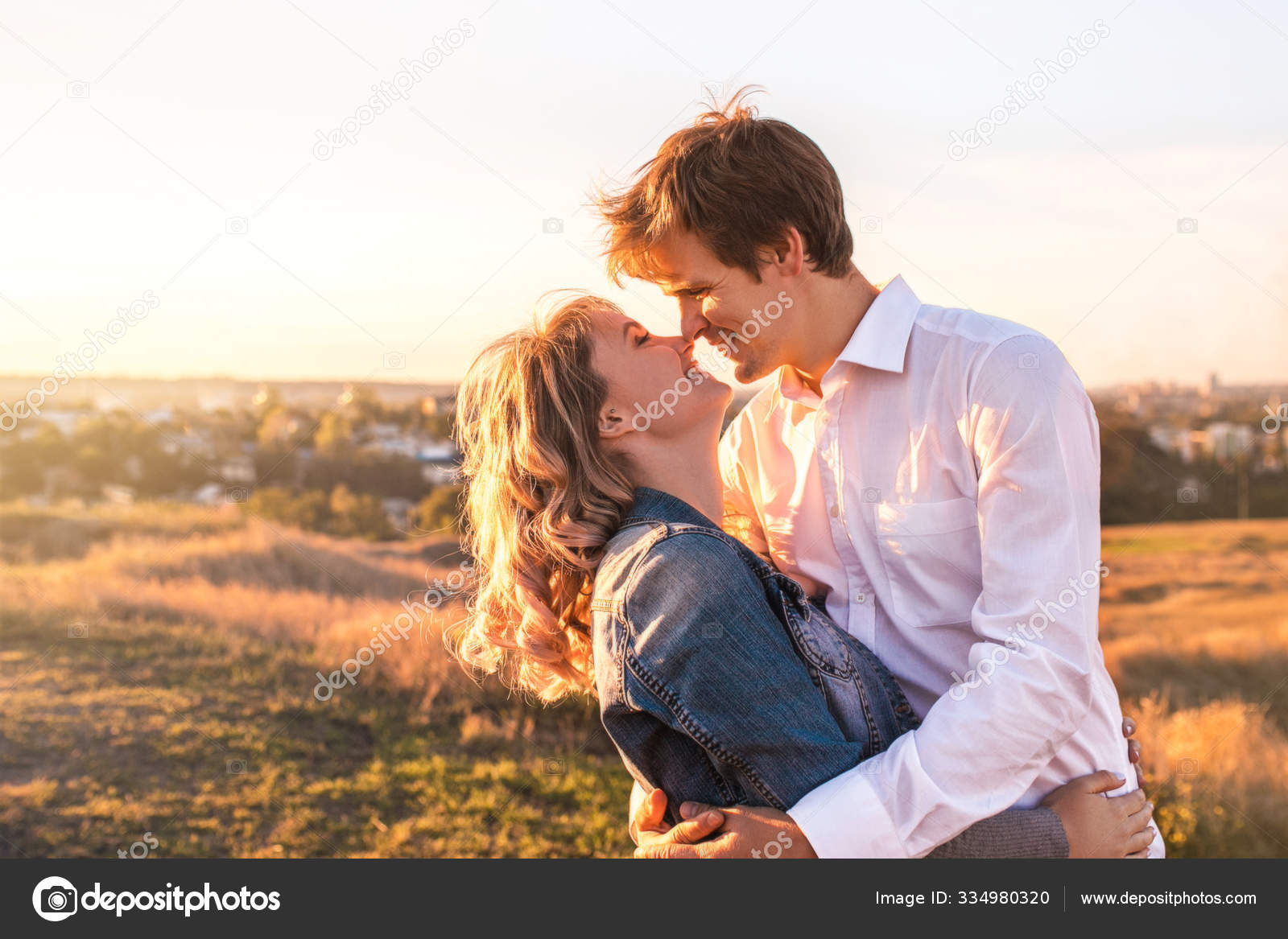 Photo De Gens Qui S Embrasse Couple Amoureux Kiss / Amour couple baisers dans image libre de droit