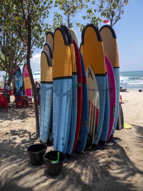 Bali, Endonezya, 11 Ekim 2019. Kuta kuta Legian plajı daha çok sörfçüler içindir. 11 Ekim 2019, Bali, Endonezya 