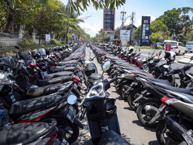 Bali, Endonezya, 11 Ekim 2019. Kalabalık motosiklet parkı Kuta Legian Bali, 11 Ekim 2019, Bali, Endonezya 