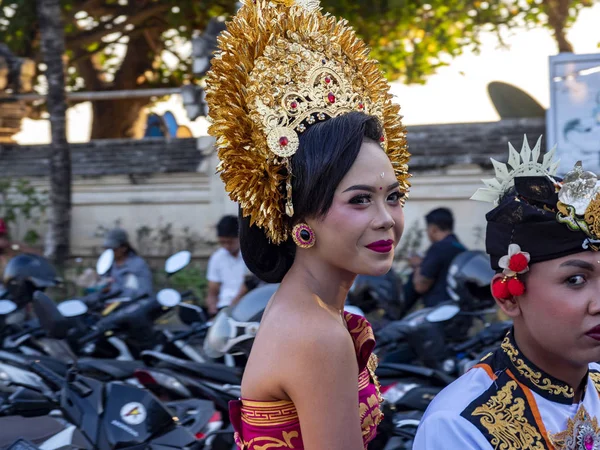 Bali, Indonesia, October 11.2019. Індуїстська церемонія одягу йде на фестиваль Балі 11 жовтня 2019 року, Балі, Індонезія — стокове фото