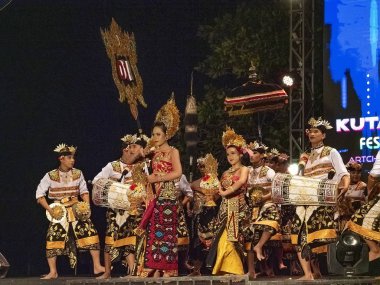Bali, Endonezya, 11 Ekim 2019 Yaz Festivali 'nde Folklor gösterisi 11 Ekim 2019, Bali, Endonezya