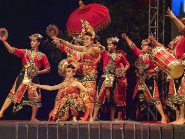 Bali, Endonezya, 11 Ekim 2019 Yaz Festivali 'nde Folklor gösterisi 11 Ekim 2019, Bali, Endonezya
