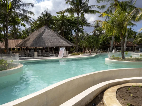 Blick auf das schöne schwimmbecken im resort in nusa penida, indonesien. — Stockfoto