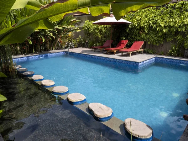 Blick auf das schöne schwimmbecken im resort in nusa penida, indonesien. — Stockfoto