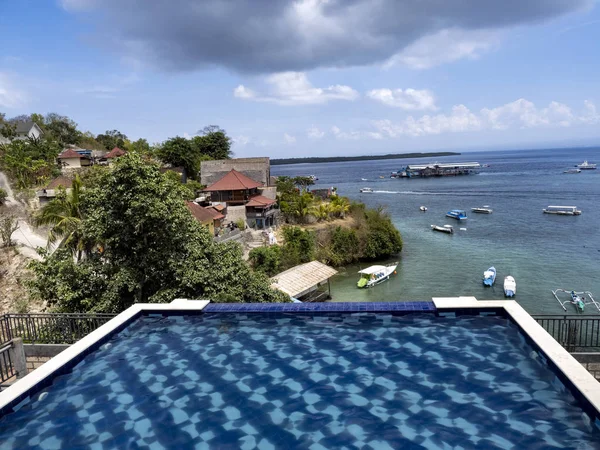 Blick auf schöne schwimmbecken, nusa penida, indonesien — Stockfoto