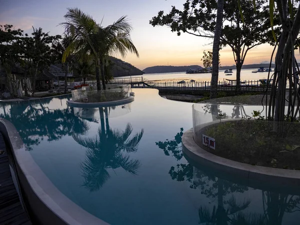 印度尼西亚努沙佩尼达美丽的游泳池景观 — 图库照片