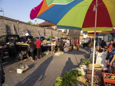 Ubud, Bali, 21 Ekim 2019 Sabah yoğun bir pazar yeri, 21 Ekim 2019, Ubud, Bali, Endonezya