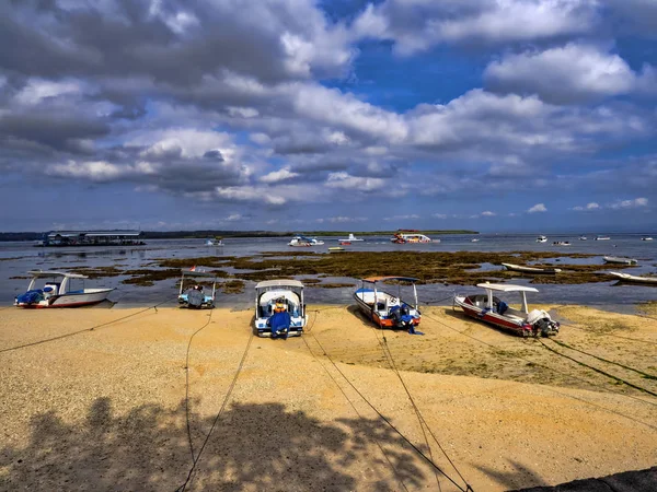 At high tide, corals are uncovered and ships remain dry, Nusa Penida, Indonesia. — Stock Photo, Image