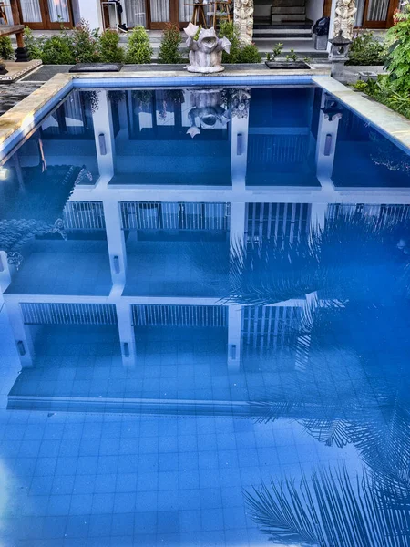 Reflexion des Bauens im Schwimmbad mit klarem Wasser. bali, indonesien. — Stockfoto