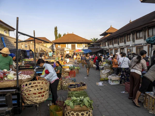 UBUD, BALI, 21 DE OCTUBRE DE 2019 Un mercado ocupado por la mañana, 21 de octubre de 2019, Ubud, Bali, Indonesia — Foto de Stock