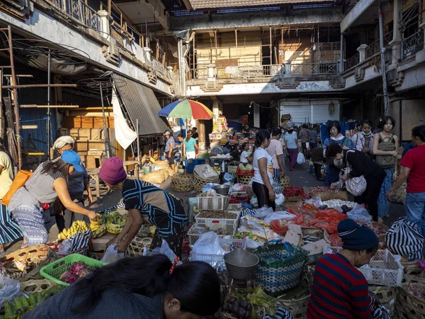 UBUD, BALI, 21 DE OCTUBRE DE 2019 Un mercado ocupado por la mañana, 21 de octubre de 2019, Ubud, Bali, Indonesia — Foto de Stock