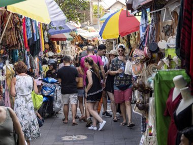 Ubud, Bali, 21 Ekim 2019 Turistlerle dolu hatıra sokağı, 21 Ekim 2019, Ubud, Bali, Endonezya