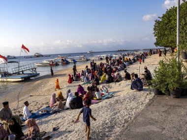Nusa Penida, Endonezya, 23 Ekim 2019 Müslümanlar deniz kenarındaki ortak kutlamalarda, 23 Ekim 2019, Nusa Penida, Endonezya