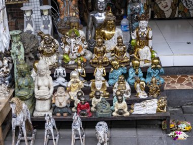 Turistler, Ubud, Bali ve Endonezya için yerel ürünleri olan hediyelik eşya dükkanı