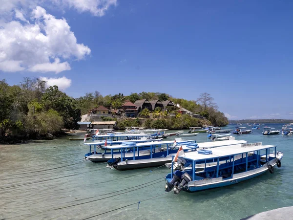 Barcos para turistas amarrados en la playa, Nusa Penida, Indonesia . — Foto de Stock