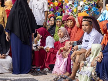 Nusa Penida, Endonezya, 10 Ekim 2019 Hz. Muhammed 'in doğumunu kutlayan camide Müslümanlar resmi giyinmiştir. 10 Ekim 2019, Nusa Penida, Endonezya