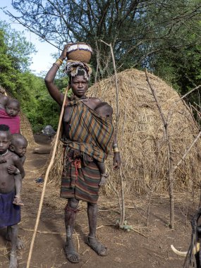 Omo Nehri, Mursi Kabilesi, 10 Mayıs 2019. Korkunç Mursi kabilesinin kadınları 10 Mayıs 2019. Kabile Musrsi, Omo Nehri, Etiyopya
