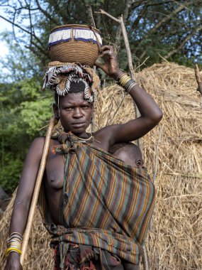 Omo Nehri, Mursi Kabilesi, 10 Mayıs 2019. Korkunç Mursi kabilesinin kadınları 10 Mayıs 2019. Kabile Musrsi, Omo Nehri, Etiyopya
