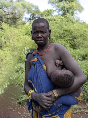 Omo Nehri, Mursi Kabilesi, 10 Mayıs 2019. Korkunç Mursi kabilesinin kadınları 10 Mayıs 2019. Kabile Musrsi, Omo Nehri, Etiyopya