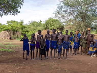 Omo Nehri, Mursi Kabilesi, 10 Mayıs 2019. Korkunç Mursi kabilesinin kadınları 10 Mayıs 2019. Kabile Musrsi, Omo Nehri, Etiyopya