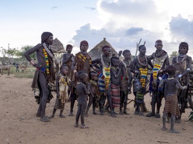 Omo Nehri, Kabile Hamar, 10 Mayıs 2019, Hamar kadınları her fotoğraf için para istiyor, 10 Mayıs 2019, Hamar, Omo Nehri, Etiyopya
