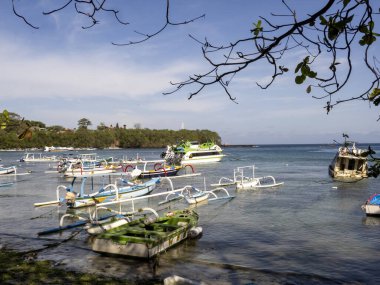 Bali, Endonezya sahillerine demirlemiş tekneler