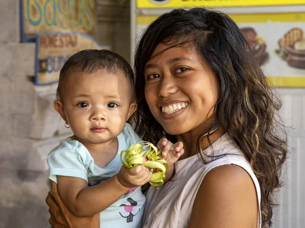 BALI, INDONESIA, 15 de noviembre de 2019, Mujer joven con bebé, 15 de noviembre de 2019, Bali, Indonesia — Foto de Stock