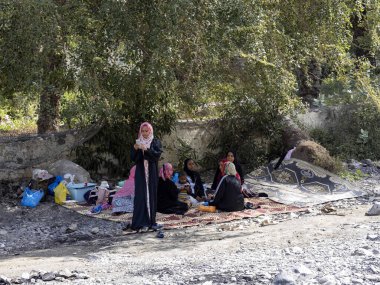 BİR AL THOWARA, OMAN, Mart 28, 2020, insanlar sıcak bahar tatilinde piknik yapıyorlar, 28 Şubat 2012, Umman