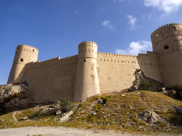 古代的Al Nakhal要塞耸立在阿曼的马斯喀特古城之上 — 图库照片
