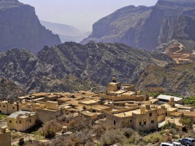 Dağlarda derin bir vadide küçük bir köy, Umman.