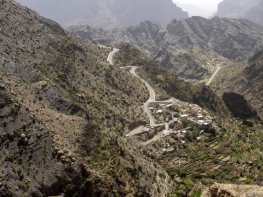 Dağlarda derin bir vadide küçük bir köy, Umman.