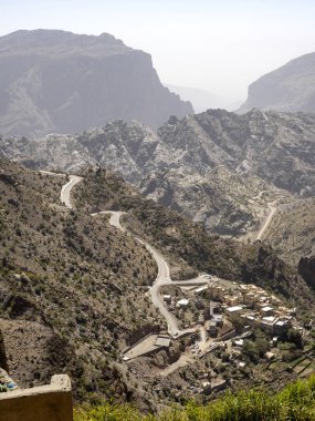 Dağlarda derin bir vadide küçük bir köy, Umman.