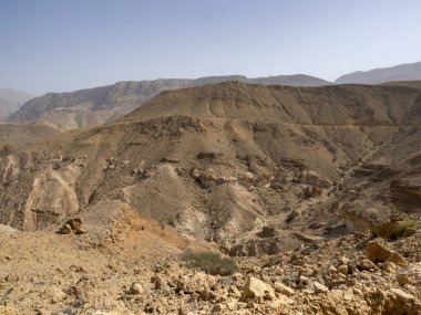 Kuzey Umman 'daki bir dağ manzarasında kayalar ve vadiler.