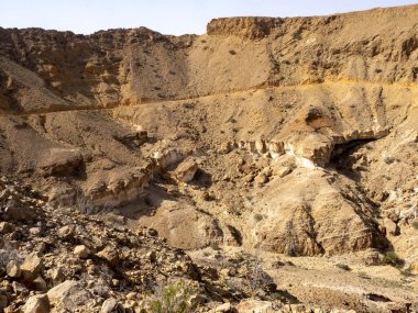 Kuzey Umman 'daki bir dağ manzarasında kayalar ve vadiler.
