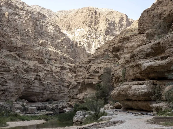 Wadi Shab Güzel Manzara Yüksek Kayalar Temiz Akıntısı Umman — Stok fotoğraf