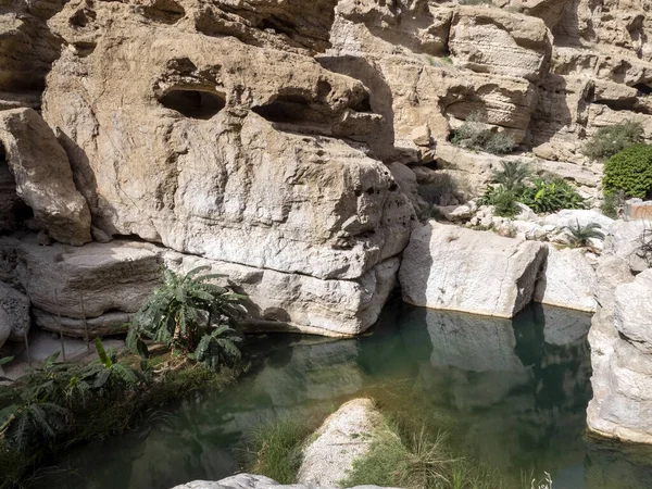 Wadi Shab Belas Paisagens Rochas Altas Córrego Com Água Limpa — Fotografia de Stock