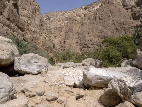 Wadi Shab Güzel Manzara Yüksek Kayalar Temiz Akıntısı Umman — Stok fotoğraf