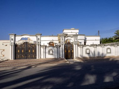 Umman 'ın merkezinde yüksek bir duvarla çevrili muhteşem bir ev.