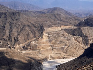 Yamaçtan geçen virajlı bir yol Güney Umman 'daki derin bir kanyona çıkar.